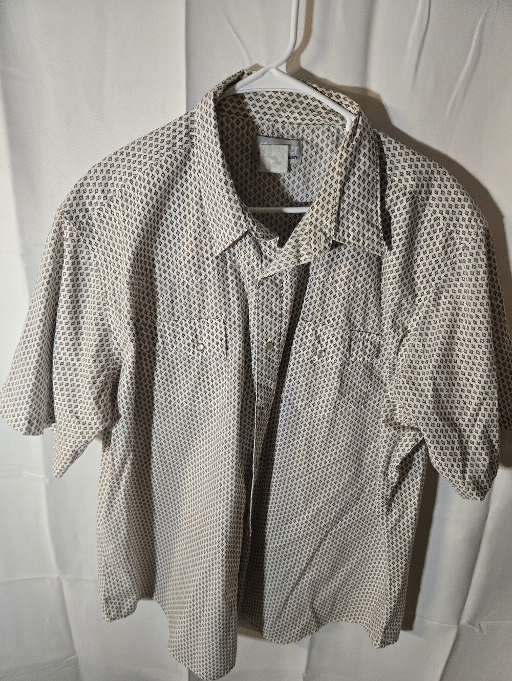 Wrangler Men's Short-Sleeve Button-Down Shirt in Beige and Black Geo Print